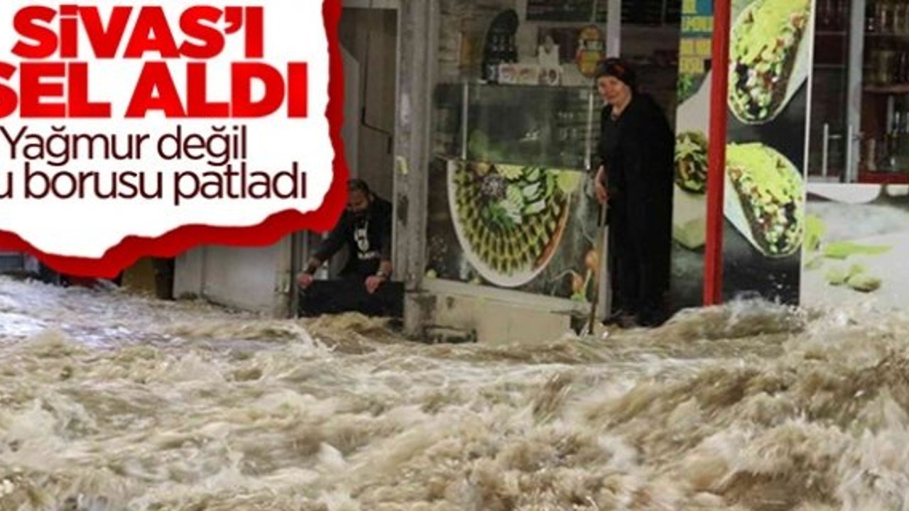 Sivas'ta caddede patlayan su borusu nedeniyle dükkanları su bastı