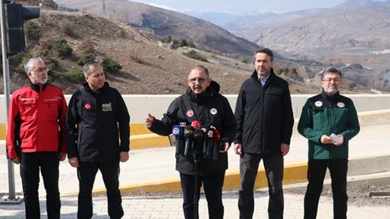 Enerji ve Tabii Kaynaklar Bakanı Bayraktar: Erzincan'da çalışmalar heyelan riski göz önünde bulundurularak yürütülüyor