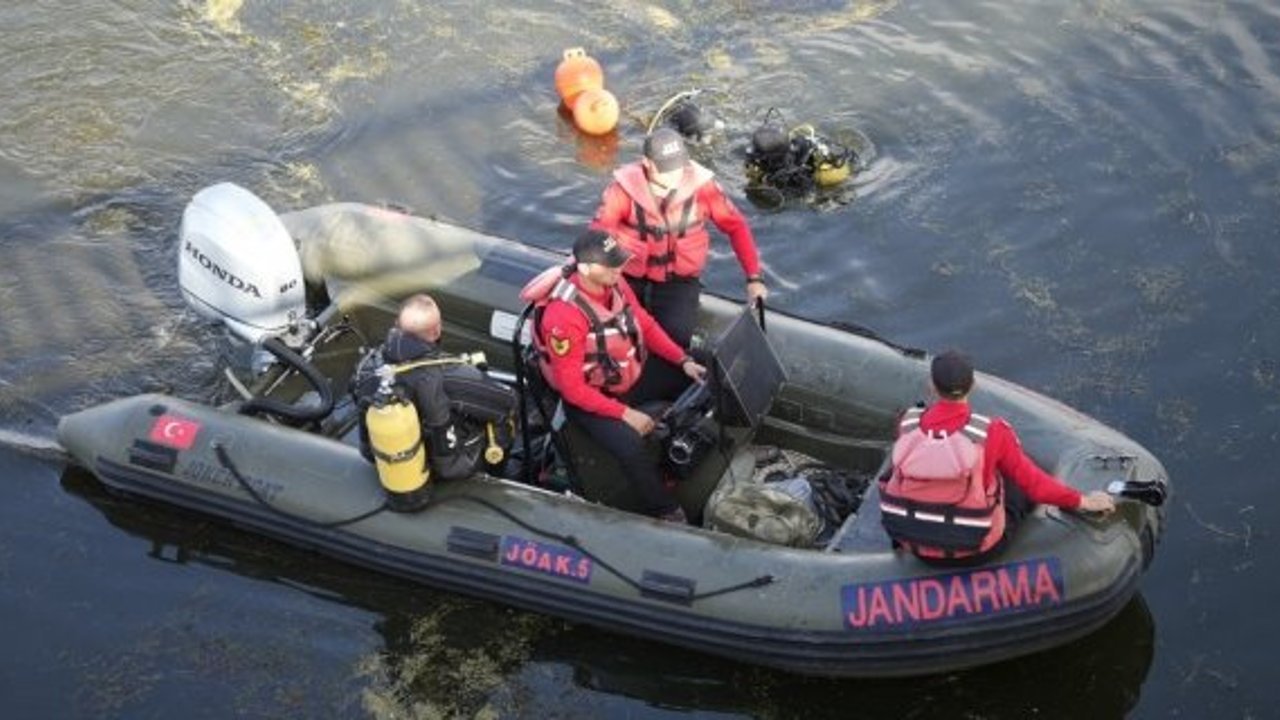 Kan donduran cinayet: Cesedi barajda bulunan kadın bordür taşına bağlayarak köprüden atılmış
