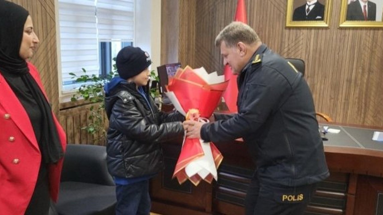 11 yaşındaki çocuk üşüyen polise atkı ve beresini verdi