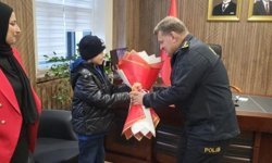 11 yaşındaki çocuk üşüyen polise atkı ve beresini verdi