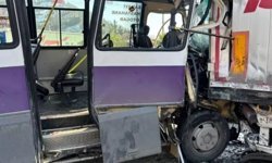 Artvin’de dolmuş, TIR’a çarptı; 12 yaralı