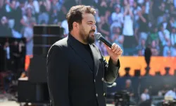 AK Parti'nin sahnesine çıkan Eser Yenenler'e her kesimden tepki var