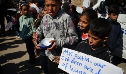 İsrail saldırıları altındaki Gazze'de çocuklar yaşanan gıda kıtlığını protesto etti