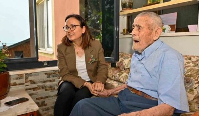 Yalova Valisi Hülya Kaya, Cumhuriyet’in kurulduğu tarihte doğan Muharrem amcayı ziyaret etti