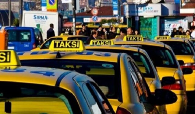 İstanbul'da taksiciler yeni tarife için cihazlarını istasyonlarda güncelletiyor