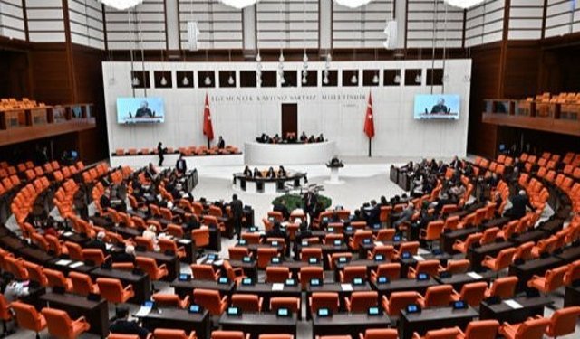 Ekonomik kriz nedeniyle vekillerin emekli maaşını kaldırdılar