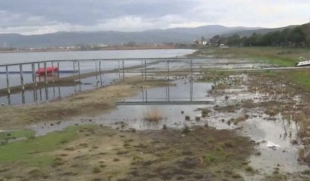 Fabrikaların tonlarca su çektiği İznik Gölü 200 metre çekildi