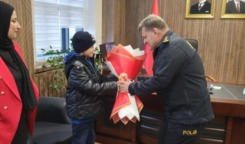 11 yaşındaki çocuk üşüyen polise atkı ve beresini verdi