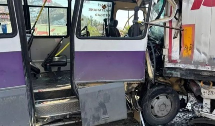 Artvin’de dolmuş, TIR’a çarptı; 12 yaralı