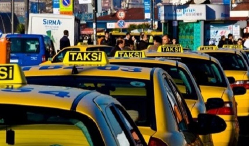 İstanbul'da taksiciler yeni tarife için cihazlarını istasyonlarda güncelletiyor