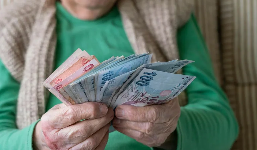 Emeklilerin beklediği tarih açıklandı! Maaş ve ikramiyeler hesaplara yatıyor