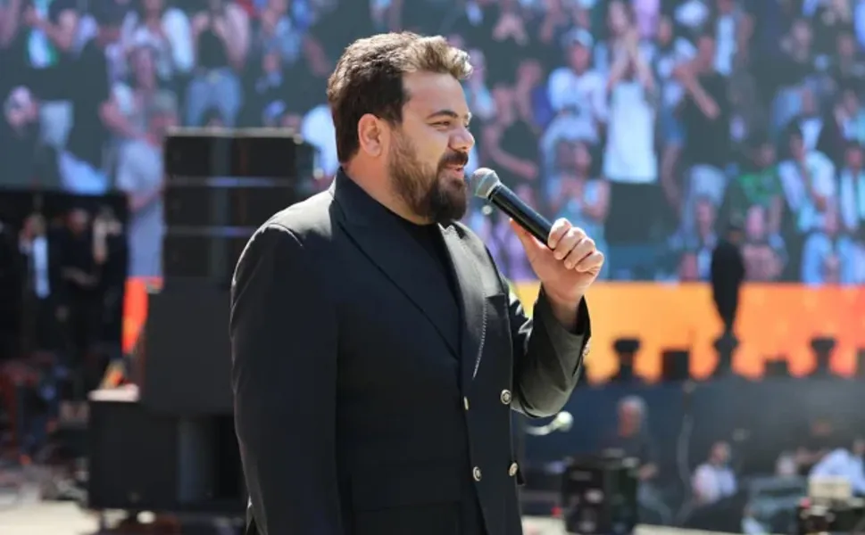 AK Parti'nin sahnesine çıkan Eser Yenenler'e her kesimden tepki var