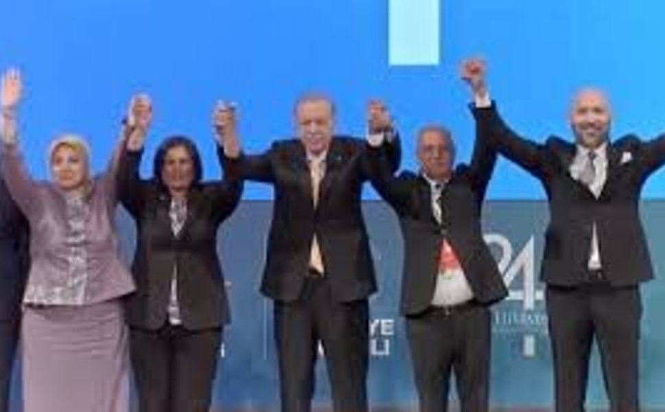 CHP'den AK Parti'ye geçen belediyeler hangileri? AK Parti'ye geçen belediye başkanları kimler?
