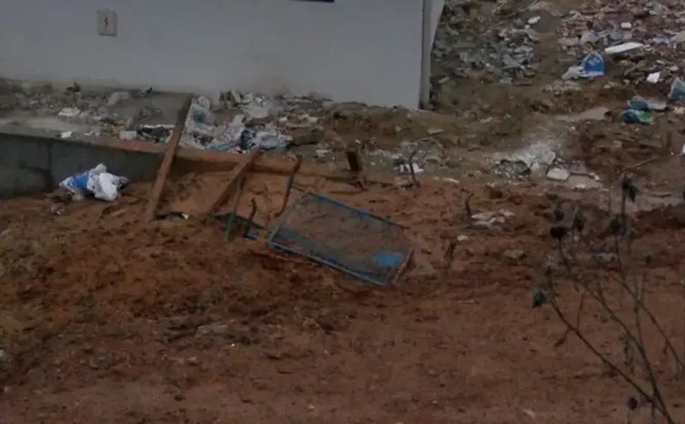 Sultanbeyli'de çamura batan anne ve çocuğunu itfaiye ekipleri kurtardı