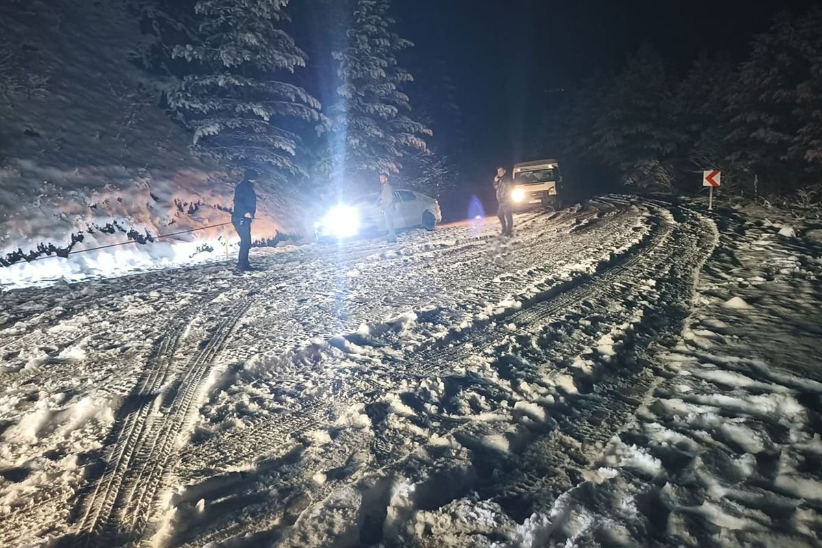 Nisan ayında kar bastırdı, Kastamonu'da yola çıkan mahsur kaldı